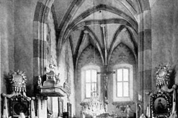 pohled z lodi do presbytáře na počátku 20. století ( © Antonín Podlaha: Soupis památek historických a uměleckých v Království Českém, sv. 35 Politický okres benešovský, Archaelogická komise při České akademii císaře Františka Josefa pro vědy, slovesnost a umění, Praha 1911)
