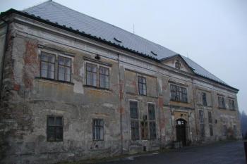 Vstupní průčelí ( © Roman Krejčí 2.3.2002)