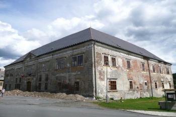 celkový pohled na zámek od severozápadu ( © Jan P. Štěpánek 06/2009)