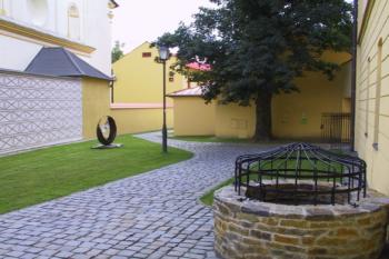 vstup do zámeckého parku s novou plastikou (© archiv MěÚ Lipník n. B., 02/2011)