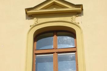 detail okna s ostěním a frontonem (© D Dohňanský, 04/2016)