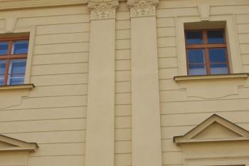 pilastry na sev.straně (© D Dohňanský, 04/2016)