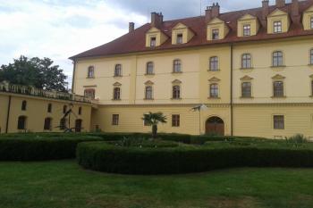 Pohled na zámeckou budovu z nádvoří ( © Ivo Rozehnal 08/2018)