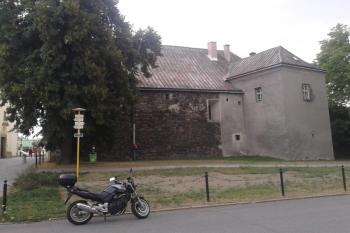 Pohled z Neffovy ulice - Fara, jako součást opevnění města ( © Ivo Rozehnal 08/2018)