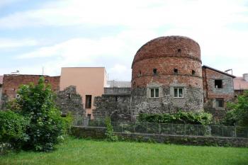 půlválcová bašta s pozdější cihelnou nástavbou upravená k bydlení na západním obvodu města ( © Jan P. Štěpánek 07/2008)