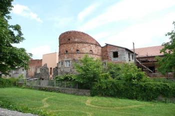 půlválcová bašta s pozdější cihelnou nsátavbou upravená k bydlení na západním obvodě města ( © Jan P. Štěpánek 07/2008)