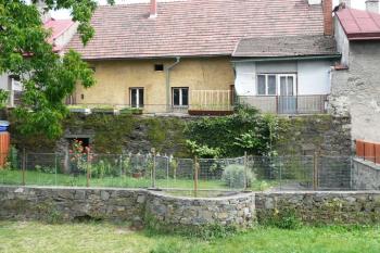 detail hlavní i parkánové zdi s válcovou dovnitř otevřenou baštou ( © Jan P. Štěpánek 07/2008)