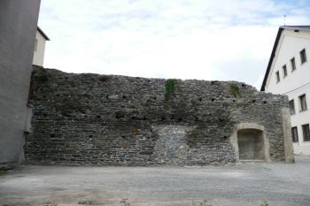 úsek hradby na jižním obvodě města ( © Jan P. Štěpánek 07/2008)
