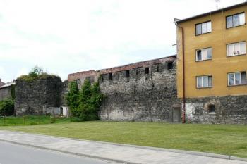 pohled na zachovalý delší úsek hradby s pětibokou baštou na jyhovýchodě města ( © Jan P. Štěpánek 07/2008)