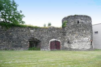 část hradby s oválnou baštou na jihovýchodě městského obvodu ( © Jan P. Štěpánek 07/2008)