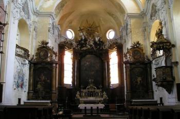 pohled lodí k oltáři (© de ardoise 05/2005)