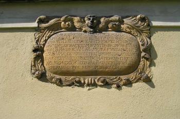 barokní medailon na jižní stěně barokní přístavby (© de ardoise 06/2005)