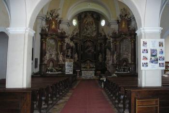 pohled lodí k oltáři (© de ardoise 06/2005)