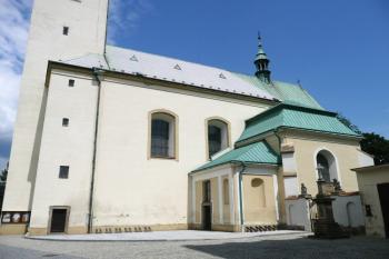 jižní průčelí farního kostela ( © Jan P. Štěpánek 07/2008)