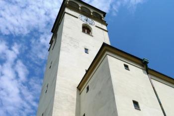 průčelní zvonicová věž kostela ( © Jan P. Štěpánek 07/2008)