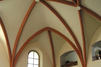 hlavní místnost synagogy sklenutá pozdně gotickou síťovou klenbou (© de ardoise 05/2005)