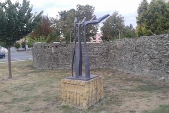 Pomník obětem holocaustu, stojící u synagogy ( © Ivo Rozehnal 08/2018)