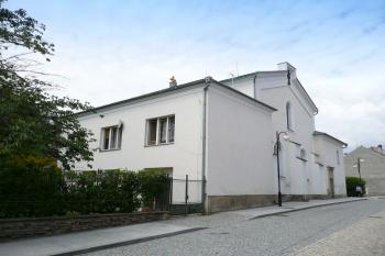 uliční průčelí bývalé synagogy ( © Jan P. Štěpánek 07/2008)