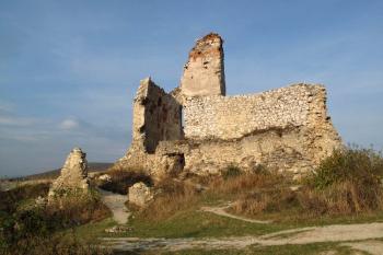 torzo paláce a hradní kaple z nádvoří ( © Jan P. Štěpánek 10/2011)