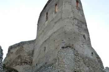 mohutné těleso hradní kaple v nárožní baště ( © Jan P. Štěpánek 10/2011)