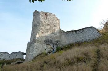 těleso hradní kaple od přístupu do jádra hradu ( © Jan P. Štěpánek 10/2011)