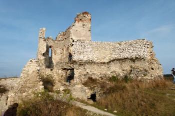 hmota nárožní věžovité bašty s tělesem obvodové hradby jádra hradu ( © Jan P. Štěpánek 10/2011)