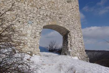 Částečně opravená první brána ( © Roman Řezáč 02/2005)