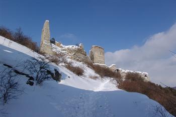 Pohled na hradní jádro od první brány ( © Roman Řezáč 02/2005)