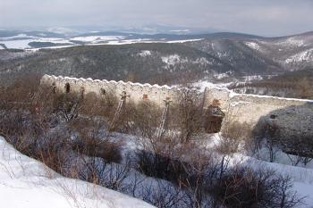 Podepřená zeď nádvoří pod jádrem ( © Roman Řezáč 02/2005)