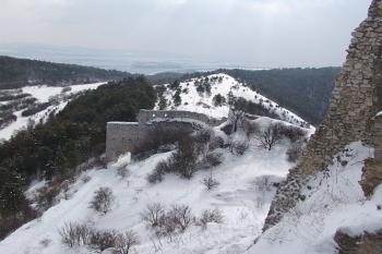 Pohled na první bránu z jádra hradu ( © Roman Řezáč 02/2005)