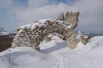Zříceniny horního hradu ( © Roman Řezáč 02/2005)