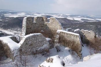 Jižní zástavba horního hradu ( © Roman Řezáč 02/2005)