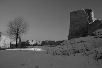 Nádvorie a kaplnka (© Maroš Plávka 12/2005)