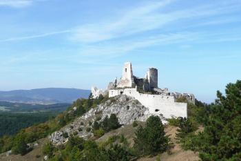 celkový pohled na Čachtický hrad od jihozápadu ( © Jan P. Štěpánek 10/2009)