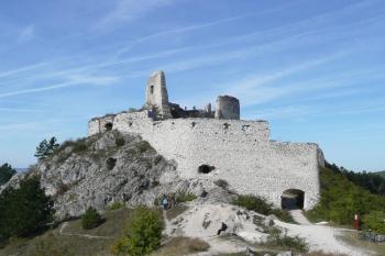 pohled na hrad z jižní přístupové strany ( © Jan P. Štěpánek 10/2009)