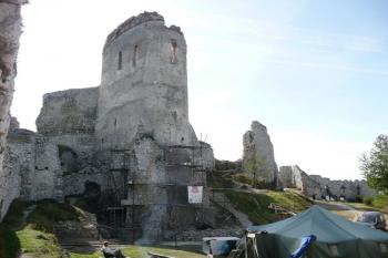 pohled z prostoru severního předhradí na hmotu zaoblené bašty s kaplí v patře ( © Jan P. Štěpánek 10/2009)