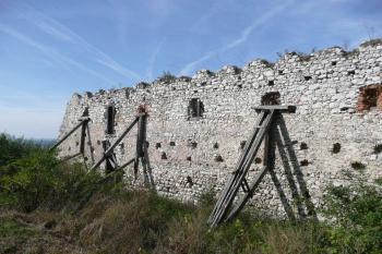 staticky prozatímně zabezpečená obvodová zeď severního předhradí ( © Jan P. Štěpánek 10/2009)