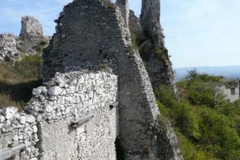 mohutnými opěráky zpevněná hradba jádra hranu na severozápadě ( © Jan P. Štěpánek 10/2009)