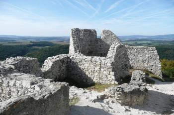 oválná bašta a ohrazení severního přístupového koridoru do jádra hradu ( © Jan P. Štěpánek 10/2009)