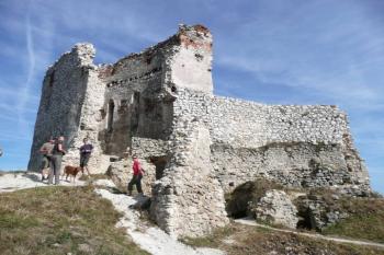 pohled z nádvoří jádra hradu na severovýchodní mohutnou oblou baštu s pozůstatky kaple v patře ( © Jan P. Štěpánek 10/2009)