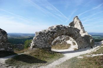 portál vyústění přístupového koridoru do nádvoří jádra hradu ( © Jan P. Štěpánek 10/2009)