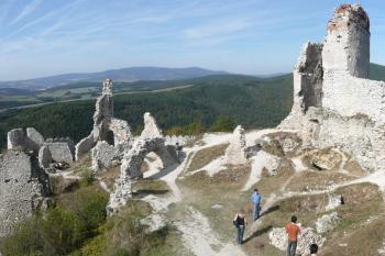 panorama jádra hradu od jižní obytně-obranné věže ( © Jan P. Štěpánek 10/2009)