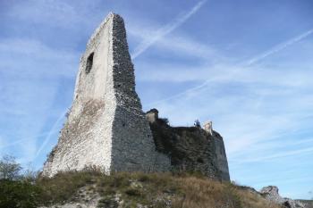 vysoký střep pozůstatků obranné jižní štítové věže jádra hradu ( © Jan P. Štěpánek 10/2009)