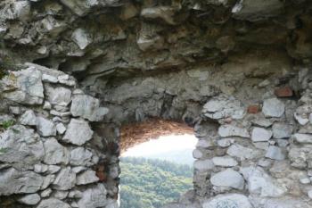 otvor pto hlaveň děla v mohutné hradbě spojující jádro hradu s předbraním na jihu ( © Jan P. Štěpánek 10/2009)