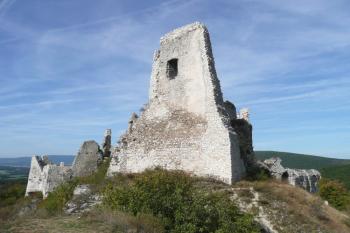 celkový pohled na jádro hradu z obranné masivní hradby spojující bránu s jádrem hradu ( © Jan P. Štěpánek 10/2009)