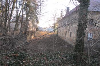 pohled ze zemního valu do vých.příkopu, obíhajlcího st.zámek (© D Dohňanský, 01/2017)