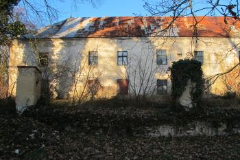 torzo sloupů po bývalé zámecké zdi u st.zámku (© D Dohňanský, 01/2017)
