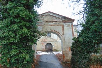 Vstupní brána do nádvoří st. zámku (© Dušan Dohňanský  12/2021)