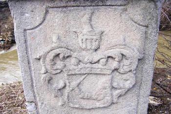 Znak Řeplínských z Berečka na soklu sochy sv. Jana Nepomuckého severně od mostu k zámku (© Jan P. Štěpánek, 04/2006)