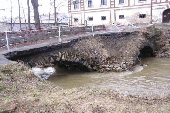 Cenný kamenný obloukový most spojující areál zámků a kostela se pomalu bortí před očima (© Jan P. Štěpánek, 04/2006)